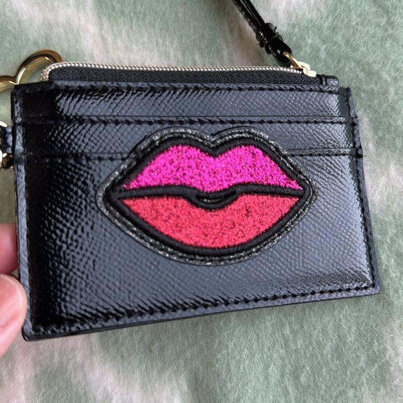 Victoria’s Secret black wallet with Pink Lips and gold Heart Keychain - Picture 2 of 7